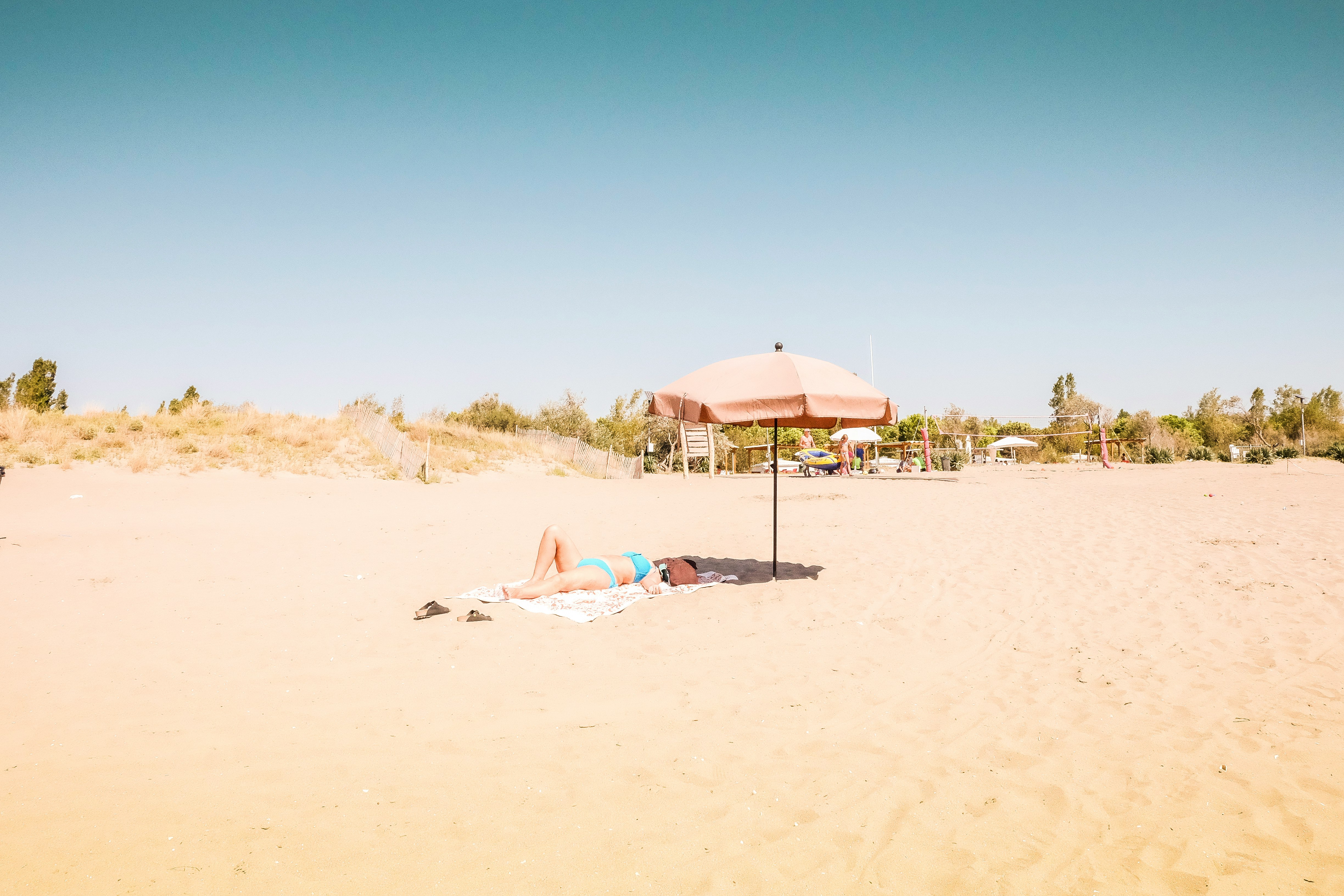 woman sun bathing under day time